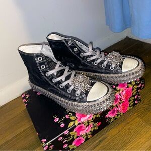 These black and silver shoes, includes white laces if you don’t like the silver